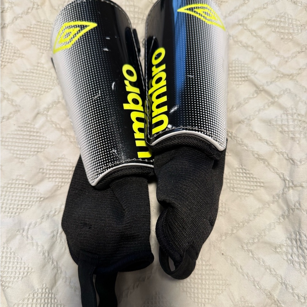 Umbro Black and White Shin Guards kids Small